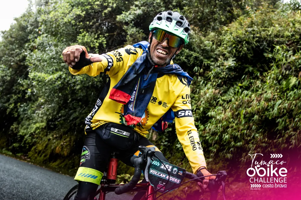 Ciclista con jersey amarillo en plena ruta