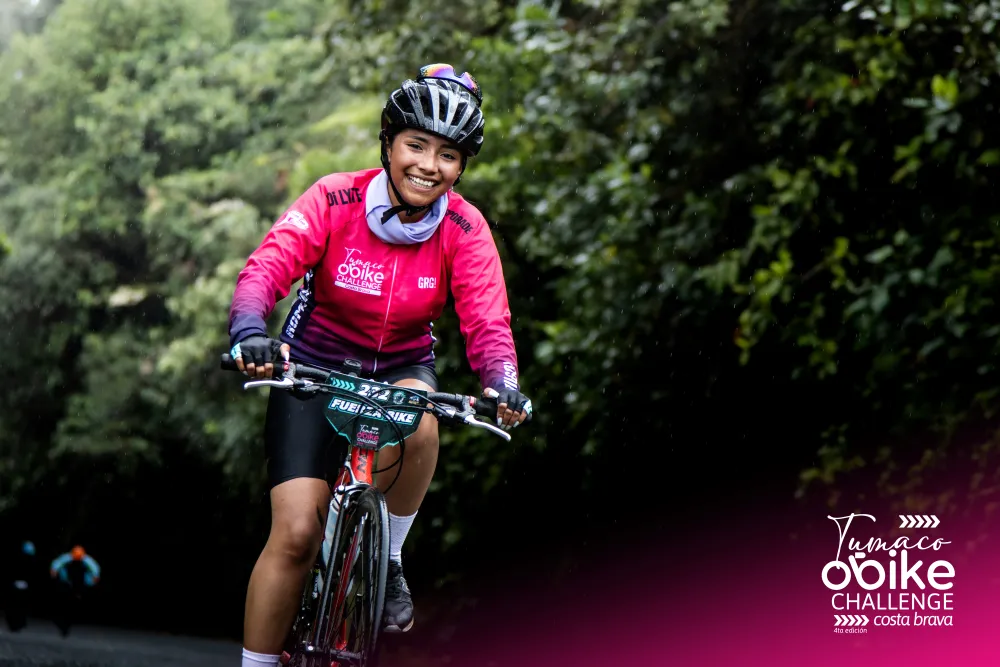 Ciclista con el jersey oficial rosado en el descenso